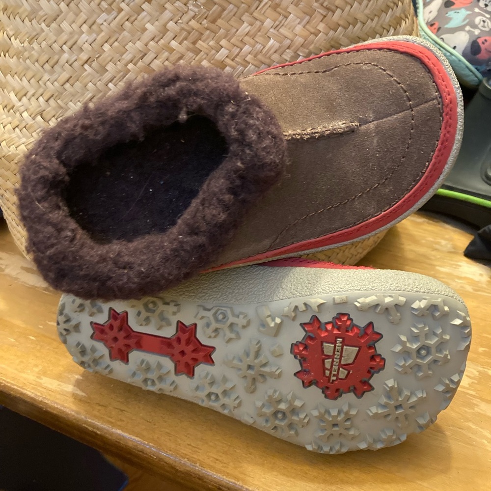 Merrell Spirit Tibet Slide, VGUC. Brown with red trim. size 12.5 little girls.